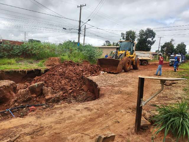 Fios de internet s&atilde;o cortados durante obra para fechar cratera no Noroeste