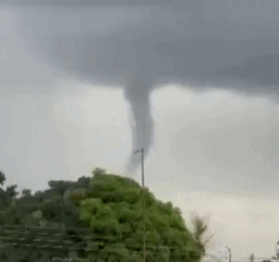 &ldquo;Achei que era tornado&rdquo;: nuvem funil assusta moradores no Jardim Columbia