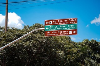Entre erro de rota e de portugu&ecirc;s, outra placa peca feio trocando "&ccedil;" por "s"