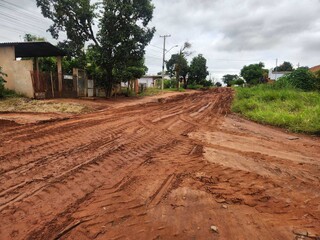 Fios de internet s&atilde;o cortados durante obra para fechar cratera no Noroeste