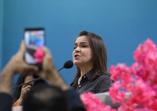 Adriane diz enfrentar ataques por ser mulher e garante que n&atilde;o vai desistir