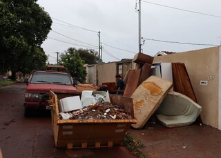 Casas &agrave; venda e m&oacute;veis na rua mostram drama de alagamentos no Ot&aacute;vio P&eacute;cora