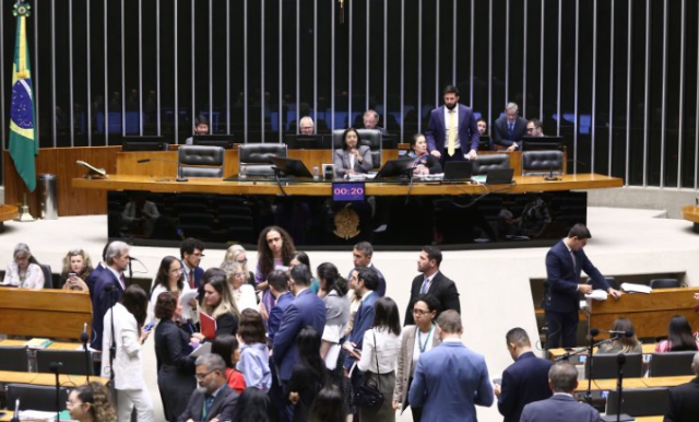 C&acirc;mara aprova projeto que regulamenta profiss&atilde;o de doula