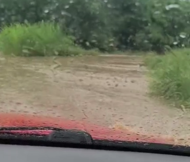 Estrada alagada impede passagem de ambul&acirc;ncia no Pantanal