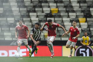 Atl&eacute;tico-MG vence o Inter e conquista primeira vit&oacute;ria no Brasileiro