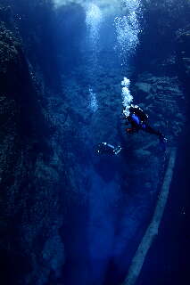 &Aacute;guas transparentes e abismo azul: Lagoa Misteriosa abre temporada de mergulho