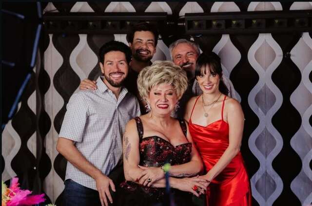 Em Campo Grande, Nany People se diverte ao descobrir sopa paraguaia