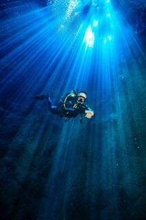 No interior de MS, lagoa de &aacute;guas transparentes esconde um abismo fascinante