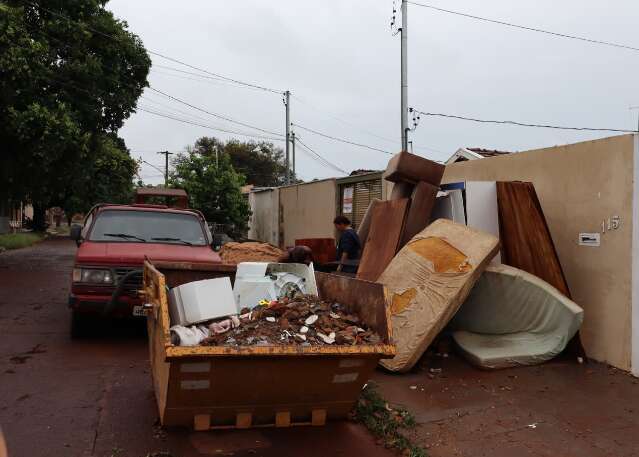 Casas &agrave; venda e m&oacute;veis na rua mostram drama de alagamentos no Ot&aacute;vio P&eacute;cora
