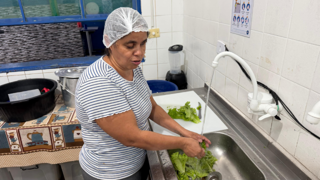 Merendeira que perdeu vis&atilde;o transforma cozinha de escola em exemplo de supera&ccedil;&atilde;o