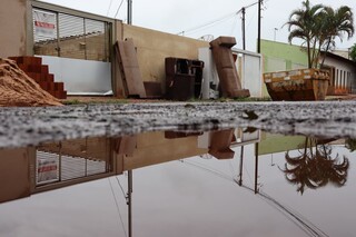 Casas &agrave; venda e m&oacute;veis na rua mostram drama de alagamentos no Ot&aacute;vio P&eacute;cora