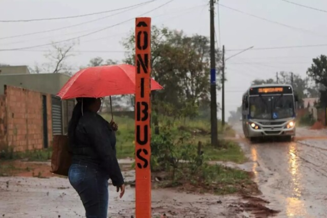 Com multa e benef&iacute;cio milion&aacute;rios, contrato do &ocirc;nibus vive no &ldquo;morde e assopra"