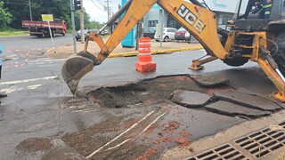 Asfalto cede no meio da pista e come&ccedil;a a abrir cratera na Vila Margarida