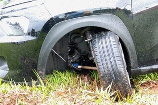 Motorista sobe em canteiro de rotat&oacute;ria e abandona ve&iacute;culo em avenida