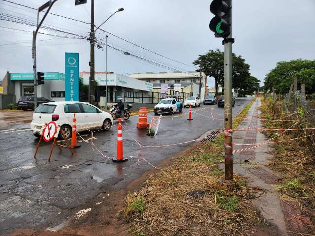 Asfalto cede e come&ccedil;a a abrir cratera na Rua Navira&iacute;