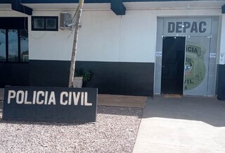 Dupla armada rende homem, rouba caminhonete e abandona v&iacute;tima em matagal