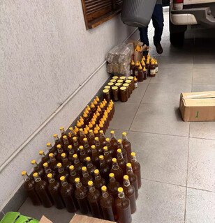 Caminhonete &eacute; interceptada com 250 kg de mel irregular no Bairro Nova Bahia