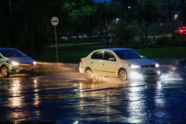 Em alerta, dia come&ccedil;a com chuva em Campo Grande