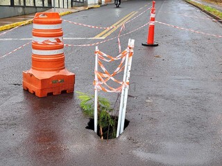 Asfalto cede no meio da pista e come&ccedil;a a abrir cratera na Vila Margarida