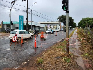 Asfalto cede no meio da pista e come&ccedil;a a abrir cratera na Vila Margarida