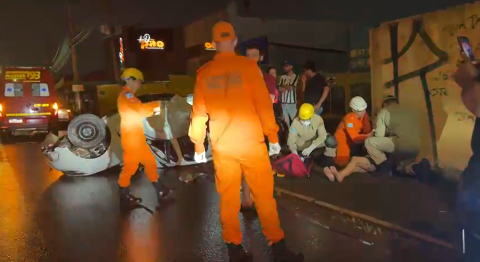 Carro derruba poste, capota e mulher fica ferida na Avenida Zahran