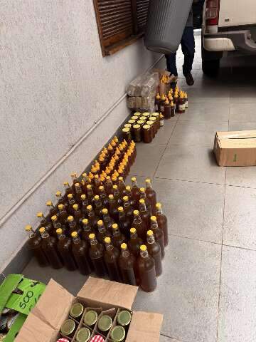Caminhonete &eacute; interceptada com 250 kg de mel irregular no Bairro Nova Bahia