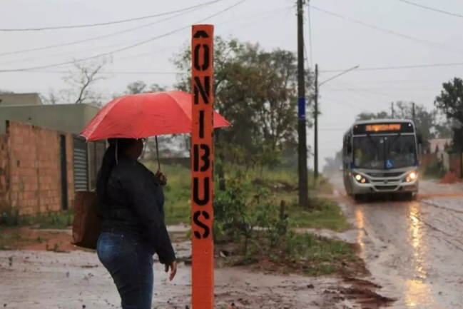 Com multa e benef&iacute;cio milion&aacute;rios, contrato do &ocirc;nibus vive de &ldquo;morde e assopra"