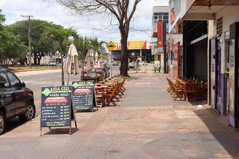 Pais de crian&ccedil;a achada sozinha em rua aparecem, mas menino segue em abrigo