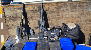 Caminh&atilde;o com quase 3 toneladas de maconha e armas &eacute; interceptado na BR-163