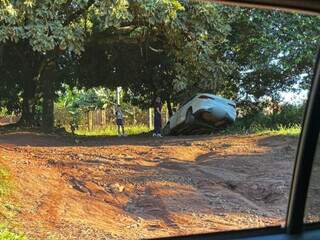 Para desviar de buracos, segundo carro cai em vala na Vila Albuquerque 