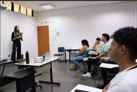 Curso gratuito ensina jovens a falar em p&uacute;blico e controlar emo&ccedil;&otilde;es