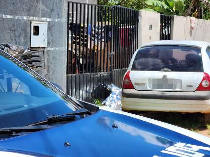 Jovem &eacute; assassinado na porta de casa por atiradores em carro