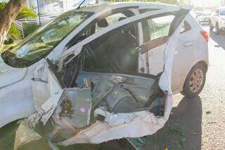 Caminh&atilde;o perde freio e atinge ve&iacute;culo estacionado 