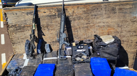 Caminh&atilde;o com quase 3 toneladas de maconha e armas &eacute; interceptado na BR-163