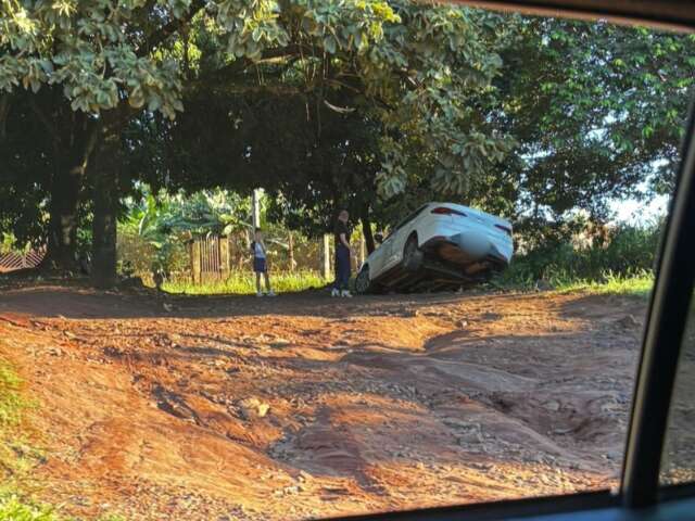 Para desviar de buracos, segundo carro cai em vala na Vila Albuquerque 