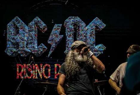 S&aacute;bado &eacute; dia de Flashback, AC/DC, St. Patrick&rsquo;s Day e sertanejo