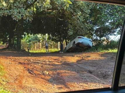 Para desviar de buracos, segundo carro cai em vala na Vila Albuquerque 