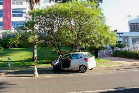 Caminh&atilde;o perde freio e atinge ve&iacute;culo estacionado na Ricardo Brand&atilde;o
