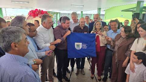 Governador inaugura escola e faz homenagem: &ldquo;Adir Teixeira est&aacute; aqui&rdquo;