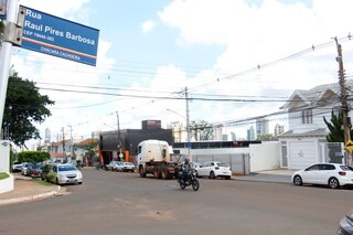 Com&eacute;rcios se multiplicam e Rua Raul Pires Barbosa vira shopping "a c&eacute;u aberto"