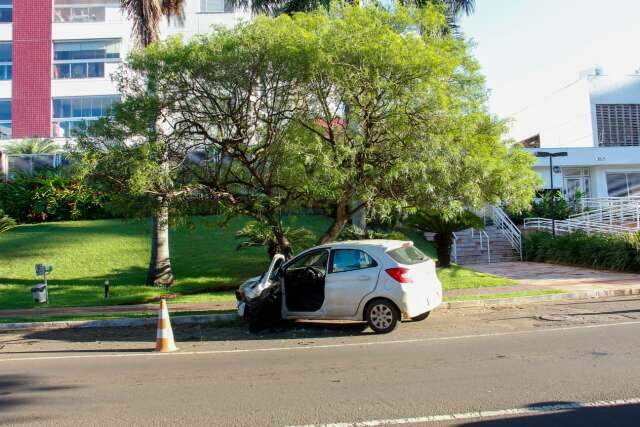 Caminh&atilde;o perde freio e atinge ve&iacute;culo estacionado 