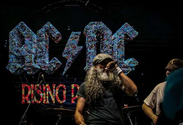 S&aacute;bado &eacute; dia de Flashback, AC/DC, St. Patrick&rsquo;s Day e sertanejo