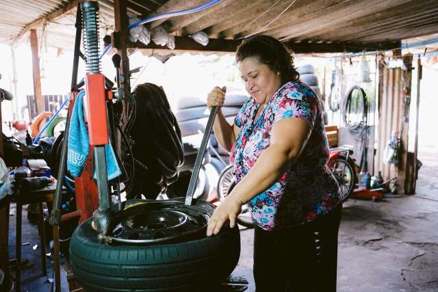Para sustentar filhos, Aline apostou na borracharia at&eacute; &agrave;s 4h na garagem de casa
