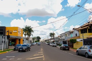 Com&eacute;rcios se multiplicam e Rua Raul Pires Barbosa vira shopping "a c&eacute;u aberto"