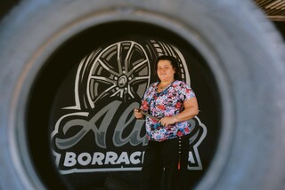 Para sustentar filhos, Aline apostou na borracharia at&eacute; &agrave;s 4h na garagem de casa