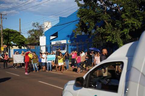 Manifesta&ccedil;&atilde;o por posto de sa&uacute;de fechado h&aacute; 3 anos congestiona Avenida Guaicurus