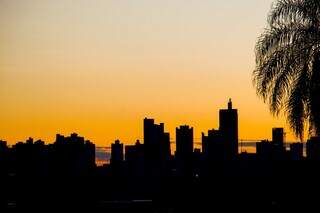 Capital tem c&eacute;u claro e serra&ccedil;&atilde;o, mas chuva pode aparecer ao longo do dia