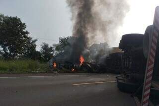 Carretas colidem frontalmente, uma tomba na pista e pega fogo