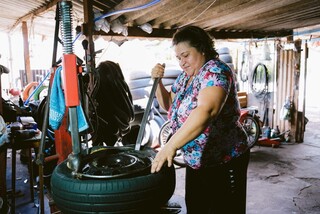 Para sustentar filhos, Aline apostou na borracharia at&eacute; &agrave;s 4h na garagem de casa