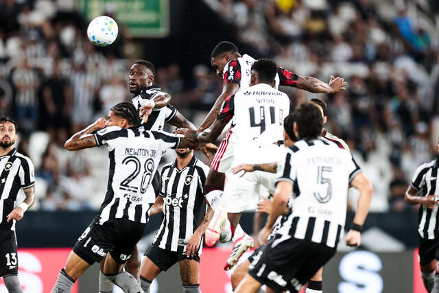 Flamengo vence Botafogo por 3 a 0 com gola&ccedil;o de L&eacute;o Pereira 